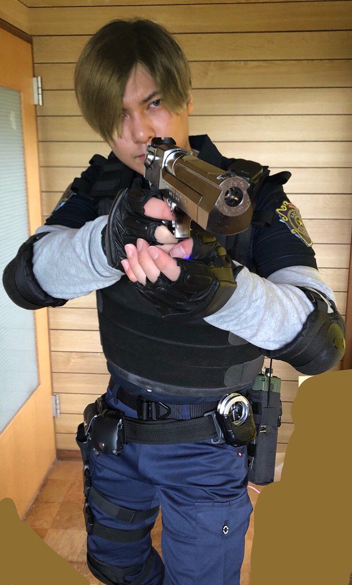 目指せ4レオンゆうまケネディ 瑠契約 宅コスpart2 バイオハザード Re2 バイオハザード2リメイク レオンsケネディ Leon S Kennedy こちらは 編集でカラコン ヘアカラーをしたやつ そしておふざけw