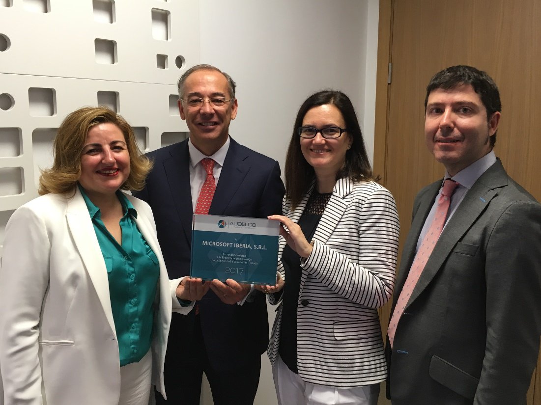 <a href="/AUDELCO96/">@AUDELCO</a> hizo entrega del reconocimiento de EXCELENCIA PREVENTIVA a MICROSOFT IBERIA
<a href="/MicrosoftES/">Microsoft España</a> se une a @AccentureSpain,<a href="/Cepsa_ES/">María Hernández</a>,@EnergiaEDP, #Torresol y <a href="/vodafone_es/">Vodafone España</a> que han obtenido el reconocimiento entre más de 300 empresas auditadas. Enhorabuena
bit.ly/2JjrrPP
