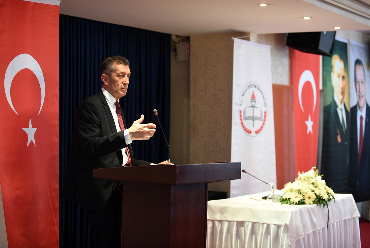 Millî Eğitim Bakanı Ziya Selçuk, Başkent Öğretmenevinde düzenlenen toplantıda 81 ilin il millî eğitim müdürüyle bir araya geldi.