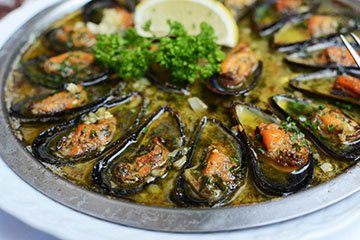 BistroMer's tweet image. Het mossel seizoen is weer begonnen!! deze zijn gegratineerd,gegrild en gekookt te bestellen vanaf 17.50eu @BistroMer 👩‍🍳
bij mooi weer tuin en serre geopend1
#Zeeuwemosselen #seafood #bistro #Foodie #lesmoules #DenHaag #seafoodrestaurant #freshfood