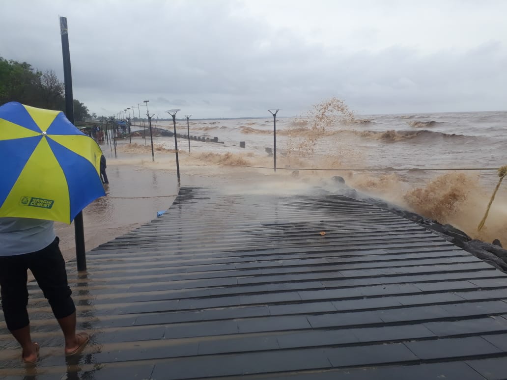 વલસાડના તીથલ બિચ પર ભરતી ના કારણે મોઝા ઉજળતા હોઈ તમામ સહેલાણીઓ એ વરસાદ સાથે આનંદ દરમ્યાન દરિયામાં ન જવા અને સેલ્ફી ન લેવા તથા સાવચેત રહેવા વિનંતી #Valsad <a href="/pkumarias/">Pankaj Kumar</a> #Monsoon2018 <a href="/CKharsan/">C R Kharsan (IAS)</a>