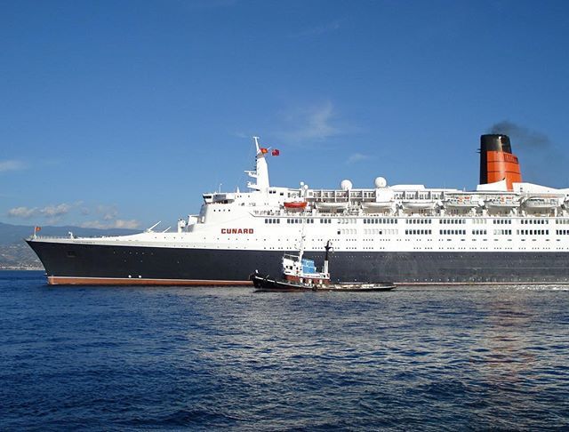igers_messina's tweet photo. #ShipsOfMessina #13luglio 2007: La "Queen Elizabeth 2" in partenza dal porto di #Messina.
Entrata in servizio nel 1969 per la storica compagnia britannica Cunard, ha servito per anni la rotta transatlantica tra Southampton e New York.
Divenne nota nel 19… https://t.co/YdHElsQNUs https://t.co/uMeZgXefXk