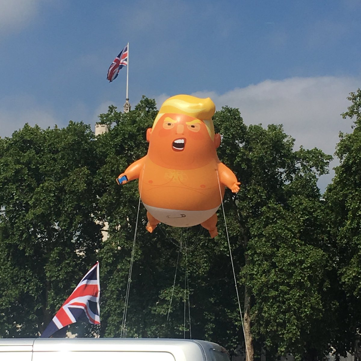 sdwagar's tweet photo. Oh London, I do love you #TrumpBaby #lookatthatcrowd https://t.co/ft61q3SqT2