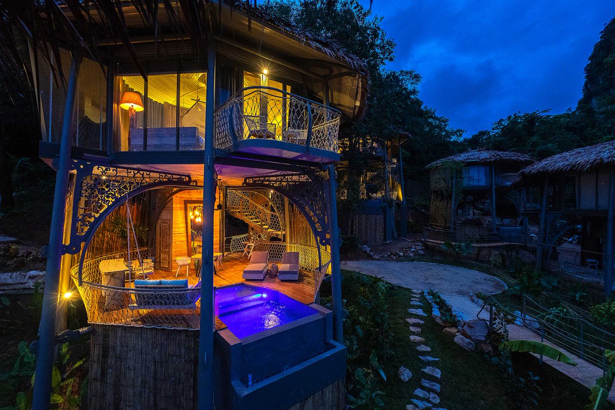 AmazingcoupleTH's tweet photo. นี่คือรีสอร์ทที่มาแรงที่สุดในไทยในตอนนี้ TreeHouse Villas เกาะยาวน้อย จังหวัดพังงา รีสอร์ทสไตล์บ้านต้นไม้ที่โคตรคูลแถมหรูสุดๆ บอกเลยว่าสวย ดีงาม เก๋ แปลกใหม่ ไม่เหมือนใคร ใครได้ไปต้องมีแต่คนอิจฉา #อ่านรีวิวเต็มได้ที่ https://t.co/YgpDy9wmUL @ReviewTourThai @Review_Thailand https://t.co/J3JrAoDki2