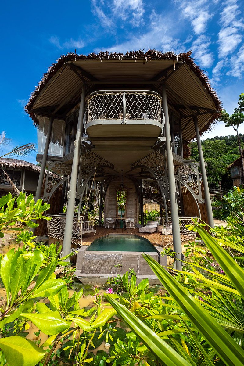 AmazingcoupleTH's tweet photo. นี่คือรีสอร์ทที่มาแรงที่สุดในไทยในตอนนี้ TreeHouse Villas เกาะยาวน้อย จังหวัดพังงา รีสอร์ทสไตล์บ้านต้นไม้ที่โคตรคูลแถมหรูสุดๆ บอกเลยว่าสวย ดีงาม เก๋ แปลกใหม่ ไม่เหมือนใคร ใครได้ไปต้องมีแต่คนอิจฉา #อ่านรีวิวเต็มได้ที่ https://t.co/YgpDy9wmUL @ReviewTourThai @Review_Thailand https://t.co/J3JrAoDki2