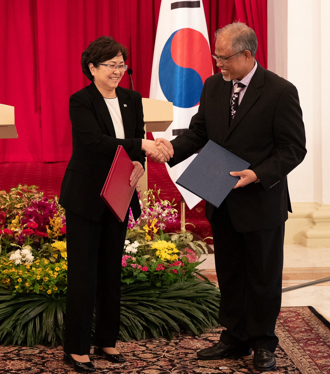 환경부는 지난 7월 12일,
싱가포르에서 열린 정상회담에 이어 양국 정상이 지켜보는 가운데
김은경 환경부 장관과 마사고스 줄키플리 싱가포르 환경수자원부 장관이
물 산업 및 기후변화 대응 등에 관한 환경협력 양해각서에 서명했습니다.
기사 자세히 보기▶️bit.ly/2uvb3Xh