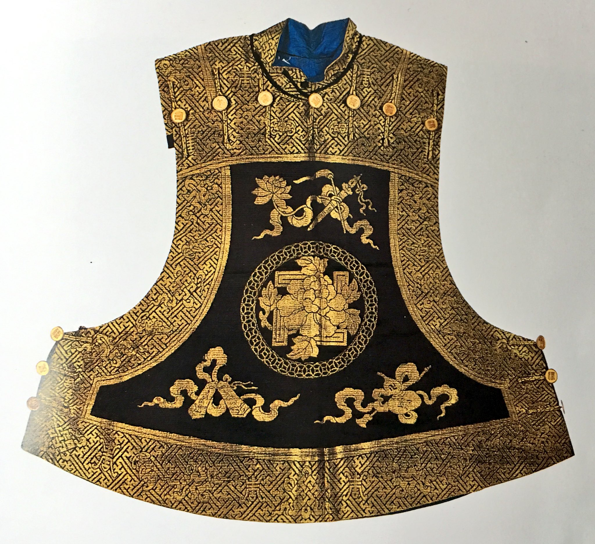 青木朋 Pa Twitter 天空の玉座 10巻の蓬莱の服は 清朝の旗袍がベースになってるんだけども スリムで肌の露出が多い現代的なデザインに変えてしまってるので 歴史衣装とは言えない ブーツは清朝皇帝の朝