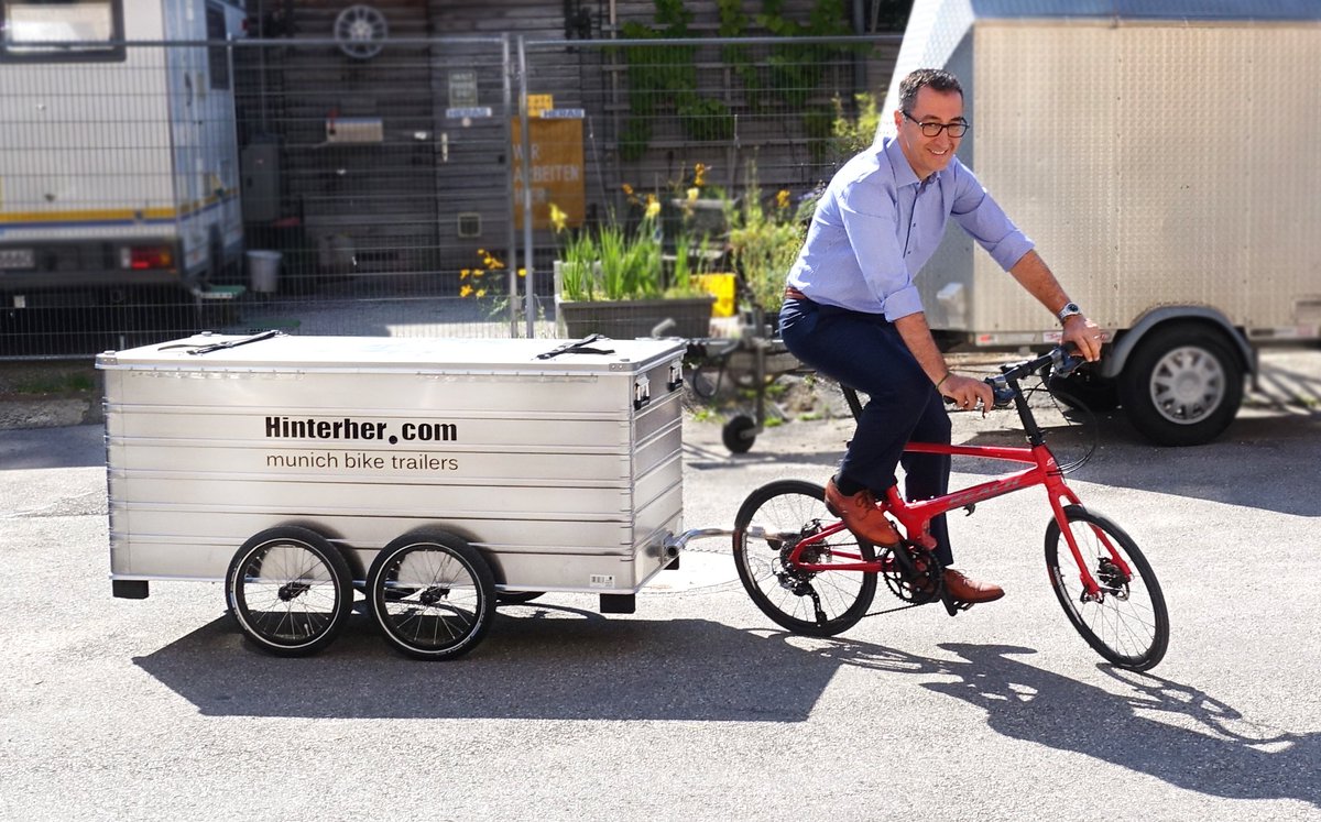 HinterherCom's tweet image. Vielen Dank für den Besuch bei uns: @cem_oezdemir , @ThomasSarnowski, @DJanecek und @GulserenDemirel informieren sich über zeitgemäßen Lastentransport mit dem Fahrrad und Pedelec #verkehrswende #cargobike