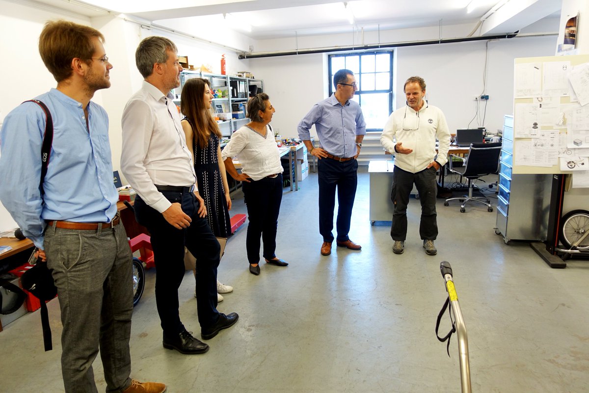 HinterherCom's tweet image. Vielen Dank für den Besuch bei uns: @cem_oezdemir , @ThomasSarnowski, @DJanecek und @GulserenDemirel informieren sich über zeitgemäßen Lastentransport mit dem Fahrrad und Pedelec #verkehrswende #cargobike