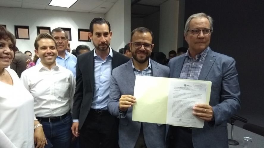Noticias_Leon's tweet photo. 'Por Guanajuato al Frente' presenta candidatos a diputaciones locales: * 'Por Guanajuato al Frente' presenta candidatos a diputaciones locales  El Financiero Full coverage https://t.co/1JUyf5LHqs https://t.co/CugzHCsv9Q