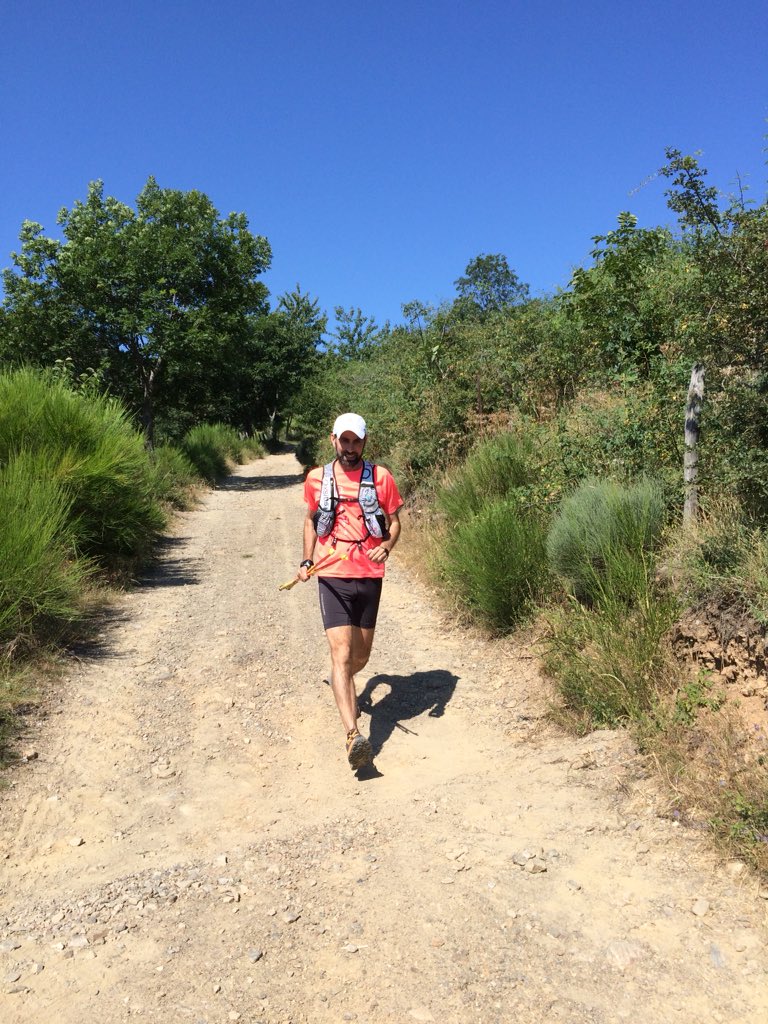 42Runner92's tweet photo. J-2 avant #traildespasserelles @SportChallengeP sortie 40 min 6km 300 de D+ dernier test matos #oxsitis #hoka #leki avec le frangin #trail #course #running #run https://t.co/NoPsT2RCMb