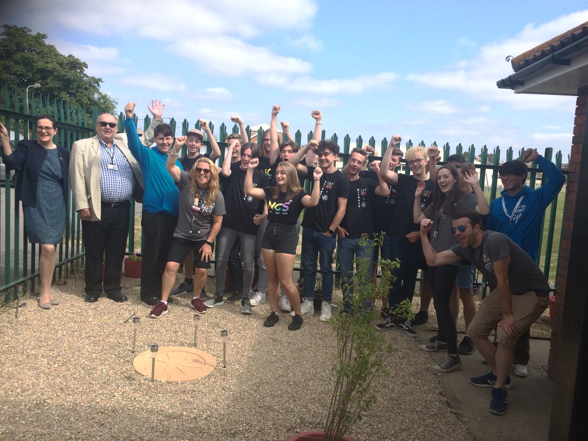 JoshDixonLDN's tweet photo. Great morning with @RebeccaHarrisMP and the brilliant NCS team in Castle Point. They’re shortly off to sell cakes in town to raise funds for supplies to paint amnesty bins for nitrous oxide canisters. Great initiative for their social action! https://t.co/SnJDf78uQQ