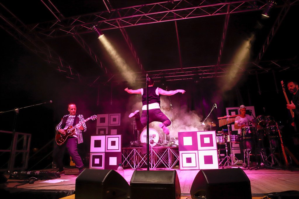 COM2YOU's tweet photo. Jumping into the weekend like a boss #com2you #faster #colortheworld #live #music https://t.co/MsflGQ8ACP
