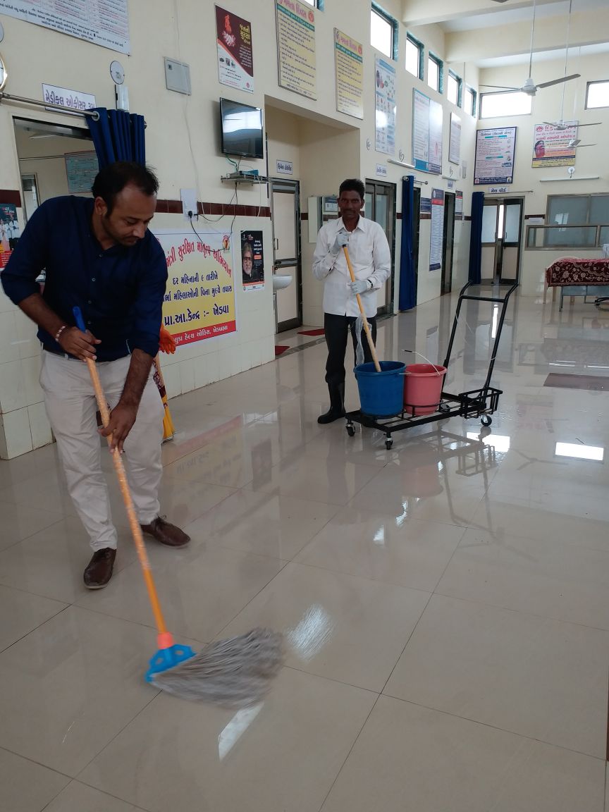 CdhoSabarkantha's tweet photo. Primary Health Center Cleaning Time @After Training Of Servent @Demo done by peon first then by #Medical officer,@peon done nicely in 8 shape manner without remaining area....#After Training. Nice work #Phc #Khedva.. https://t.co/XRwWcbW1lo