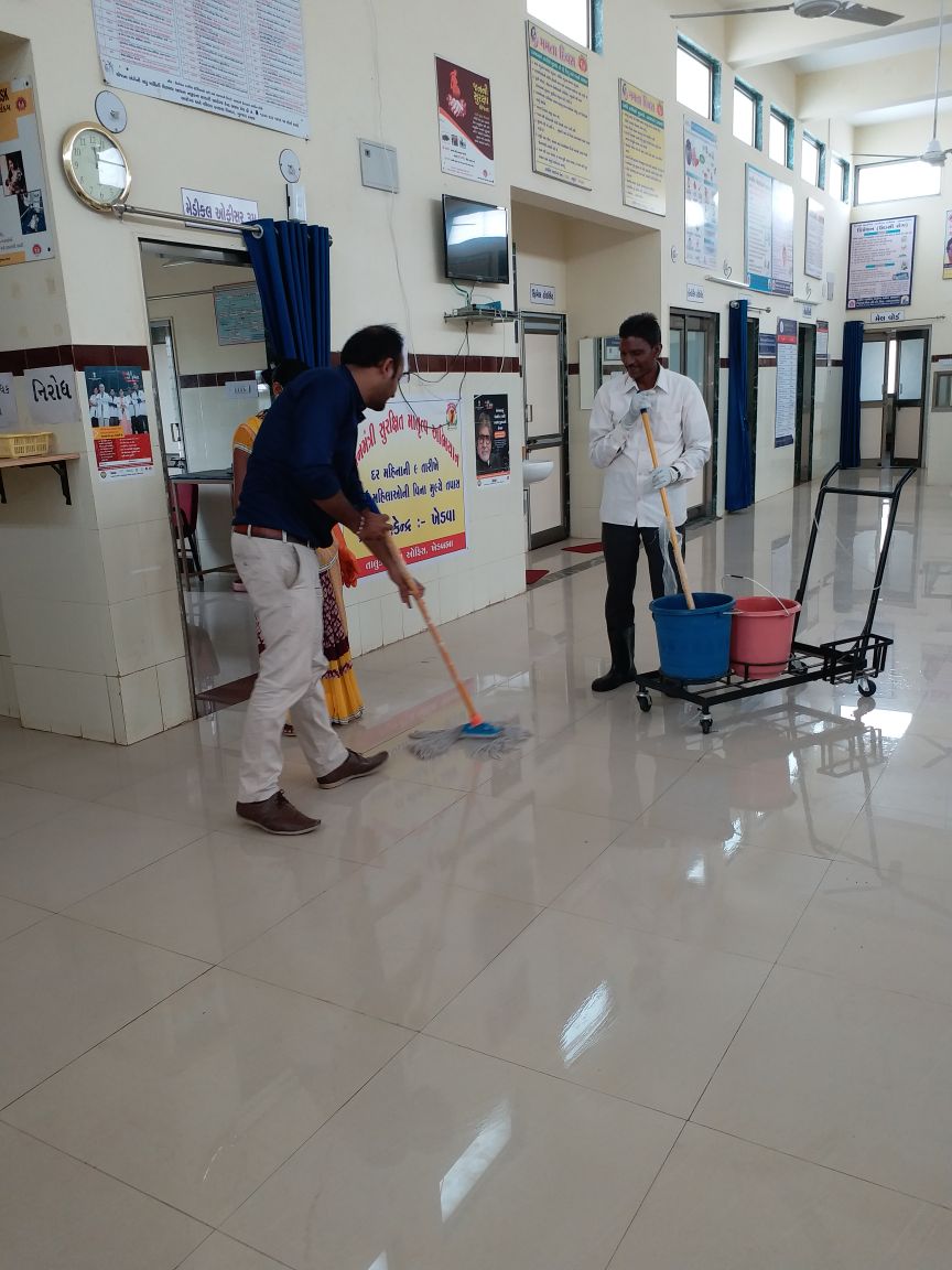 CdhoSabarkantha's tweet photo. Primary Health Center Cleaning Time @After Training Of Servent @Demo done by peon first then by #Medical officer,@peon done nicely in 8 shape manner without remaining area....#After Training. Nice work #Phc #Khedva.. https://t.co/XRwWcbW1lo