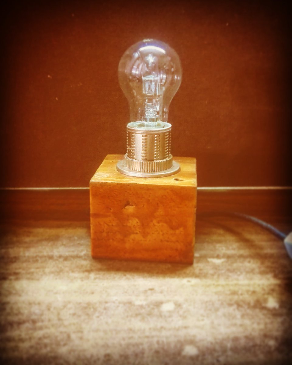 EDH_Reciclados's tweet photo. Original y sencilla. 
Lámpara de mesa auxiliar realizada con cuerpo de madera natural de pino barnizado. 
Ideal para lamparas de filamento o de modelo edison vintage. #edh #edhreciclados  #lamparademesa #lamparaauxiliar #maderareciclada #reciclado #lamparareciclada #DIY #diydecor https://t.co/qZkzgQ3YAb