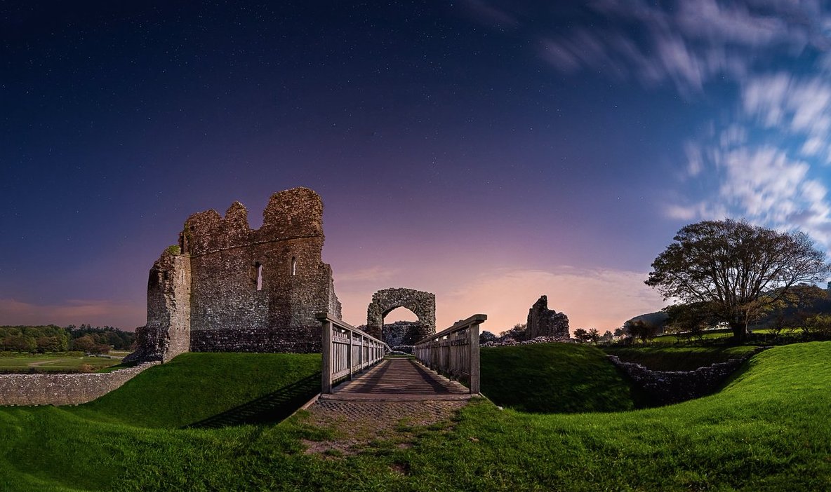 Getting that #FridayFeeling from this stunning photo of Ogmore Castle by <a href="/_AHPhotography/">Andrew Harry 📷</a>! Ogmore Castle dates back to 1106 and was once the home of William de Londres, one of the legendary Twelve Knights of Glamorgan #PictureOfTheDay