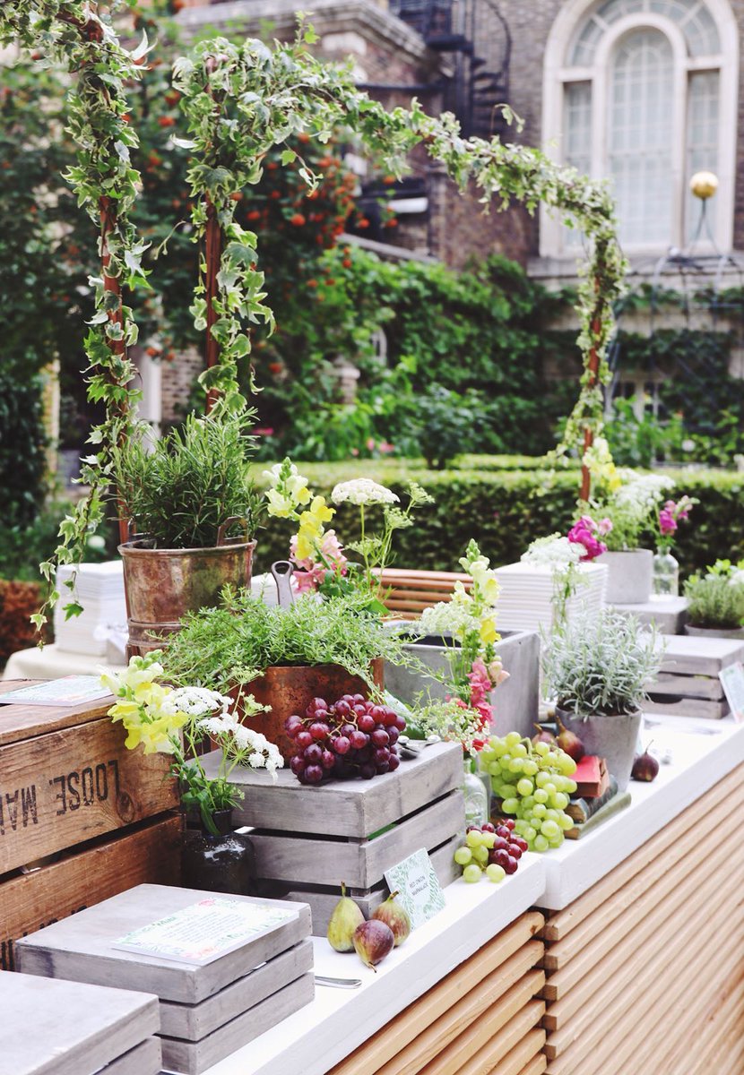 ClerkenwellG's tweet photo. About last night | We welcomed 950 guests to @wabbey College Gardens and greeted them with these ivy covered, rustic copper #foodstations decked out with fresh cheese 🧀Perfectly paired with grapes, figs, chutney, crackers and fresh bread #collegegardens #westminster #event #UVL https://t.co/773JADaviI