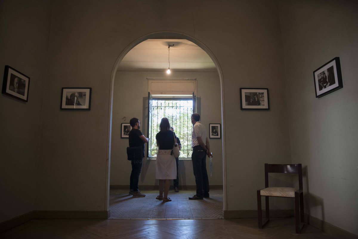 generaciondel27's tweet photo. Intelectuales como Heaney y Vargas Llosa y artistas como #Serrat o @MiguelPoveda tratan de salvar la casa de #VicenteAleixandre. 

https://t.co/CJBhHVIveA

Vía @el_pais 

#generaciondel27 #malaga #diputacion #cultura #aleixandre #velintonia #madrid #casa #poesía https://t.co/KQZbGqP3ZU