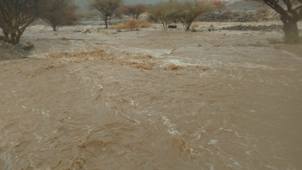 جريان الأودية والشعاب مع استمرار الأمطار على وادي محرم بولاية سمائل ولله الحمد.. صور منقولة
