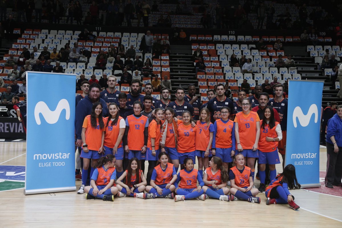 valenciabasket's tweet photo. 👧🧒���🍊

Cerramos otro año de visitas y más visitas de jóvenes, con @dubljevicius14 y @Vives16 y su toque especial. ¡El año que viene, más!

CAS 👉 Más de 6.500 jóvenes disfrutaron esta temporada del Valencia Basket con #ColesYClubesALaFonteta
https://t.co/LsNlsEQzkF https://t.co/QDxbz7qLXM