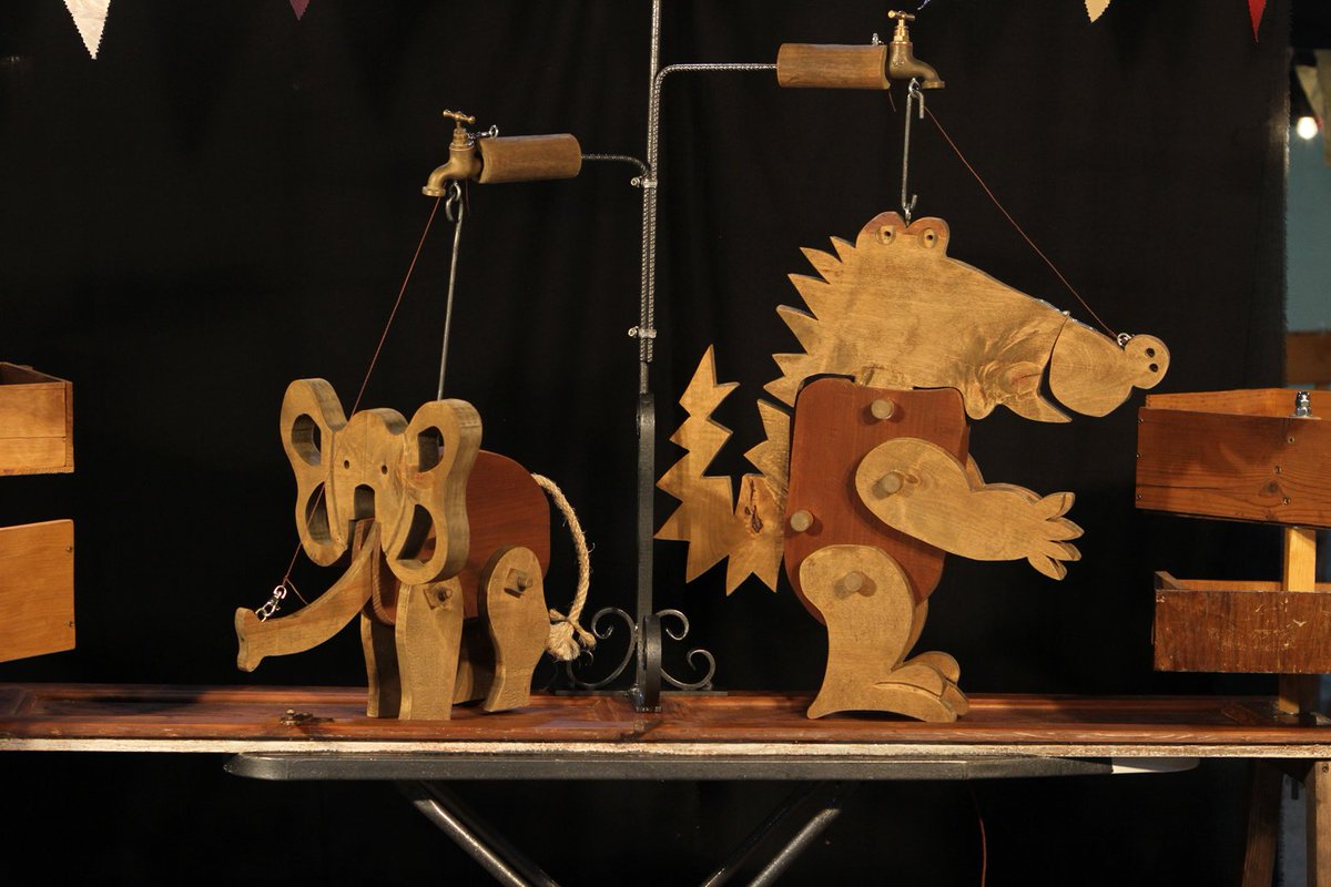 GasteizKultura's tweet photo. Una casa donde llegan abrigos viejos de todo el planeta y un espacio muy peculiar para montar marionetas. Ponten Pie y Galiot serán los protagonistas de #Titereando este fin de semana en las plazas de la Provincia y Machete #vitoriagasteiz https://t.co/oR4yw2pBzG https://t.co/05zS5eUd4m