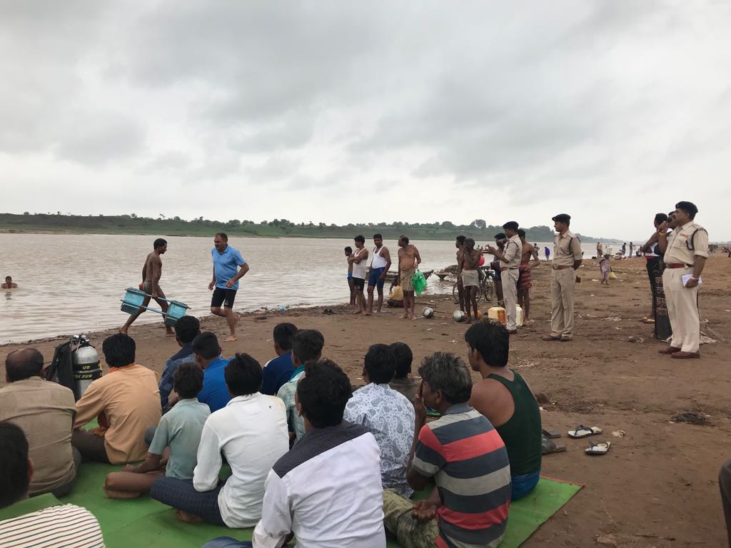 MpSdrf's tweet photo. #familiarizationexercise at #sandiyaghat district #hosangabad
By team https://t.co/uL1g7wGSqN 
 pre flood preparations
सजगता से समाधान
@ndmaindia @nidm_mha @NDRFHQ @ChouhanShivraj @ManishSShrma https://t.co/4wPUaXuPPJ