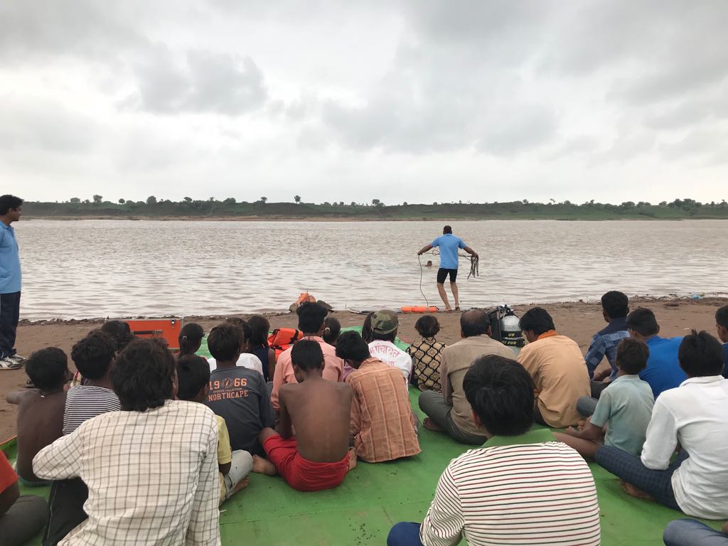 MpSdrf's tweet photo. #familiarizationexercise at #sandiyaghat district #hosangabad
By team https://t.co/uL1g7wGSqN 
 pre flood preparations
सजगता से समाधान
@ndmaindia @nidm_mha @NDRFHQ @ChouhanShivraj @ManishSShrma https://t.co/4wPUaXuPPJ