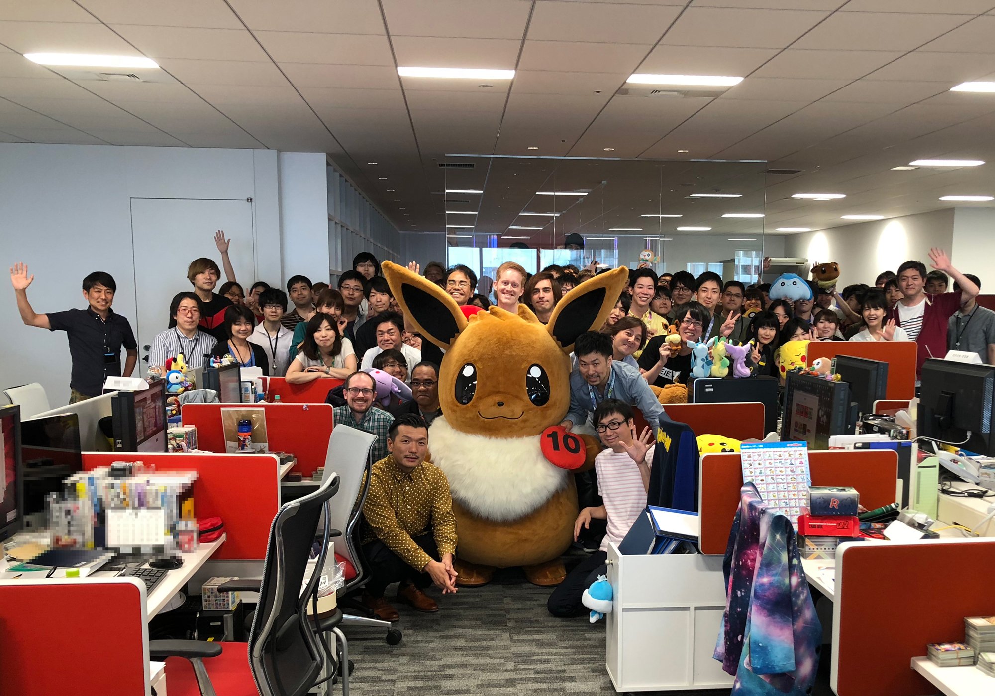 公式 プロジェクトイーブイ 続 クリーチャーズの皆さん 本当にありがとうございました これからもポケモンカードや３dcgの開発 がんばってください 最後の最後で イーブイを追いかけ回していた不思議な生き物 イマクニ さんと仲良しになる