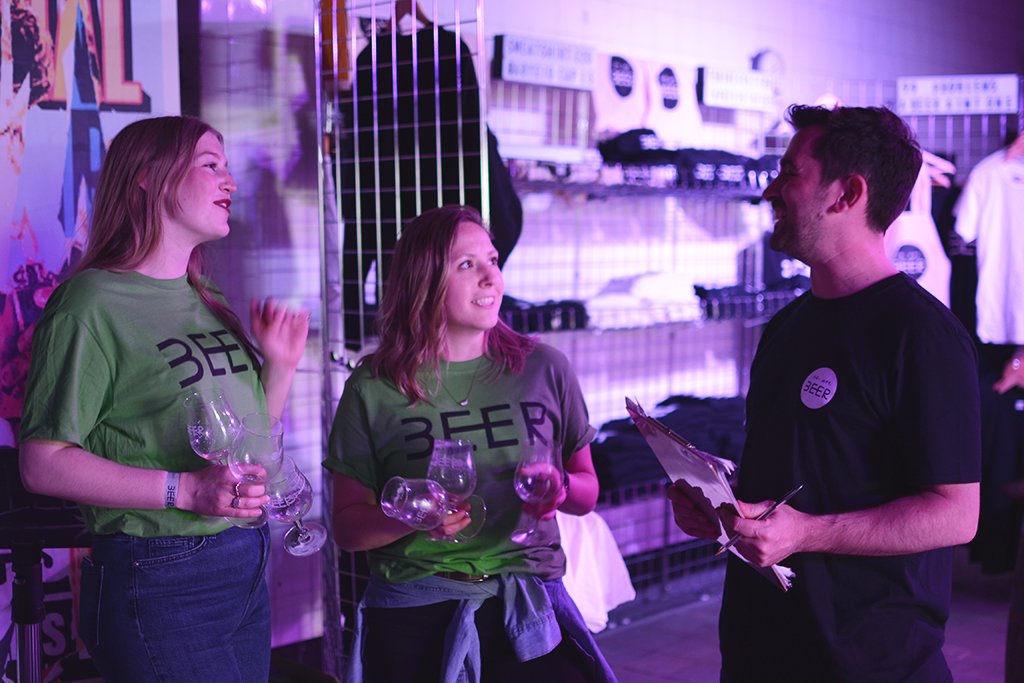 We're still looking for a few extra pairs of hands for this year's festival!

It's simple: you can either help out on the bar, as front of house, or as a drayperson for a session, and in return you get a free session! And it's SUCH FUN. #festivalvolunteer

londoncraftbeerfestival.co.uk/volunteers/