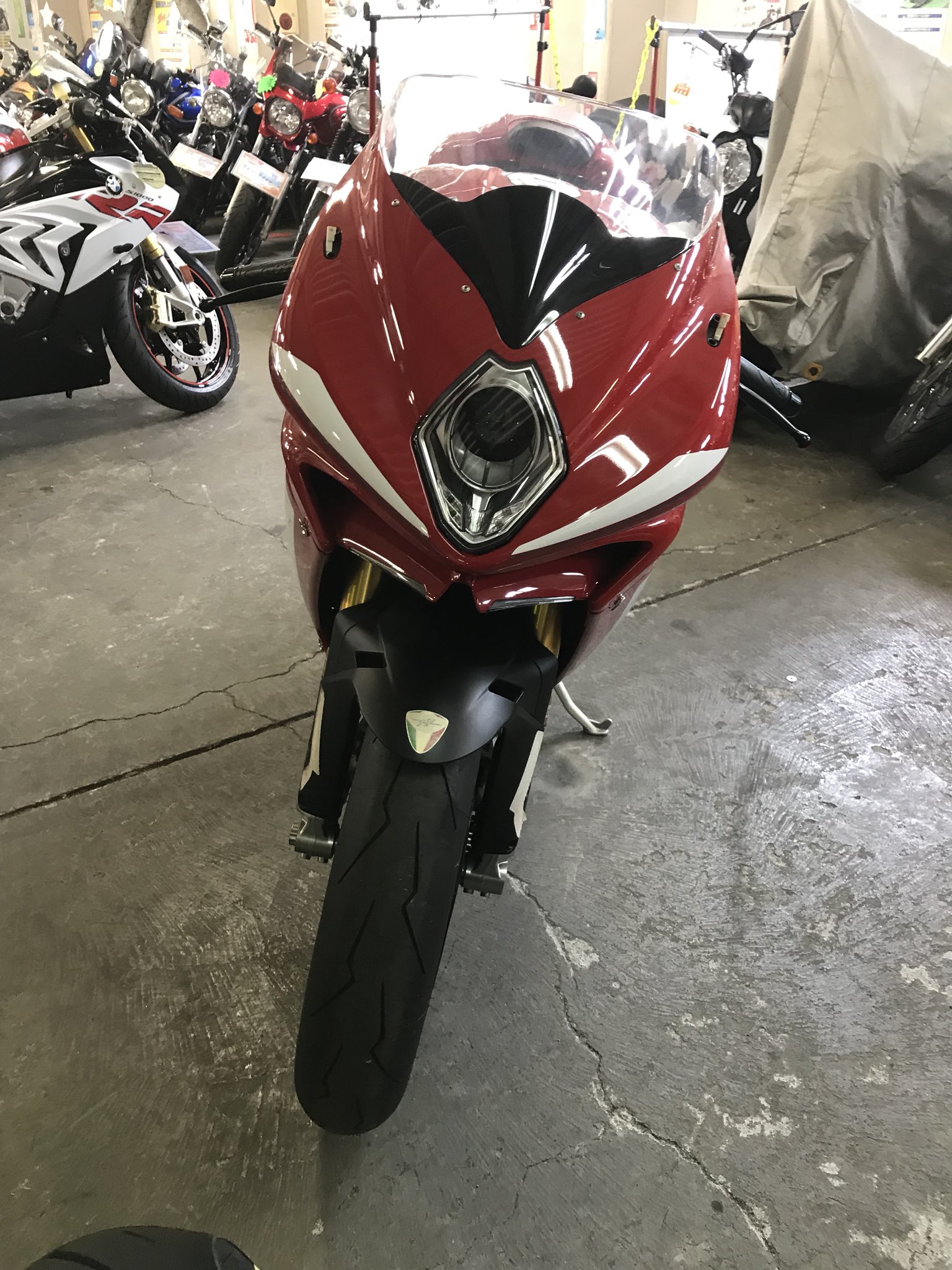 250excで頑張る小豆さん もうすぐ納車のf4rr 新車未登録です これからどんなカスタムしていくか今からワクワク W どんな故障が起こるかもワクワクです 笑 Mv Agusta オーナーさんと沢山仲良くしたいです Mvagusta Mvアグスタ