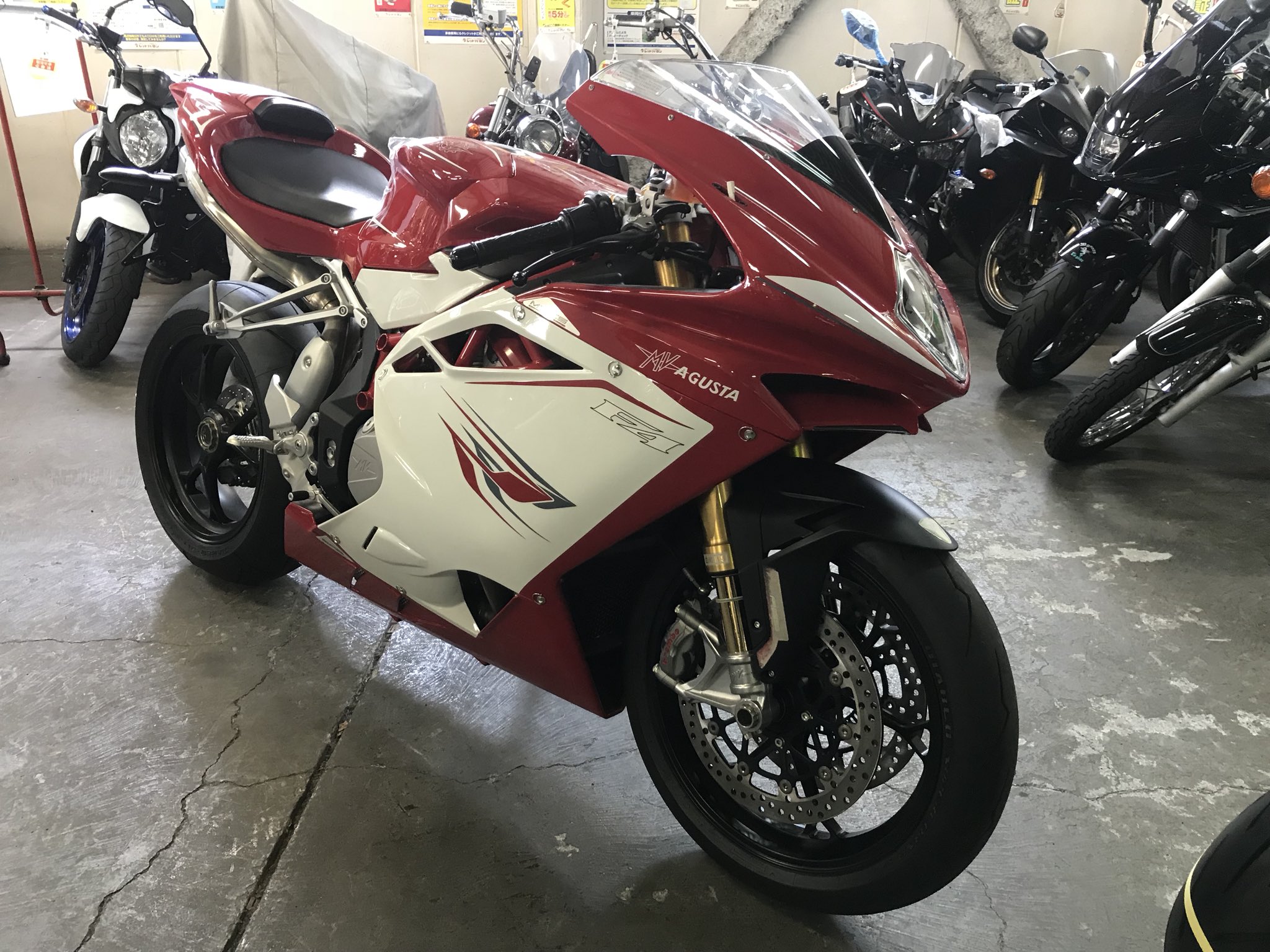 250excで頑張る小豆さん もうすぐ納車のf4rr 新車未登録です これからどんなカスタムしていくか今からワクワク W どんな故障が起こるかもワクワクです 笑 Mv Agusta オーナーさんと沢山仲良くしたいです Mvagusta Mvアグスタ