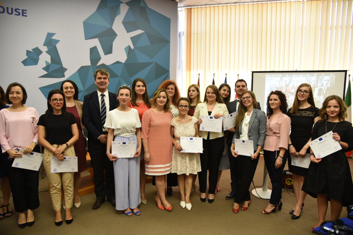 senidamesi's tweet image. #Nëpunësit e diplomuar janë #modeli i ri i nëpunësit civil në administratën tonë publike 👍.

👉 Ftoj të rinjtë e diplomuar në #Shqipëri 🇦🇱 &amp;amp; jashtë saj t’i bashkohen sfidës sonë për një administratë publike të qendrueshme, të depolitizuar &amp;amp; me profesionalizëm të lartë.