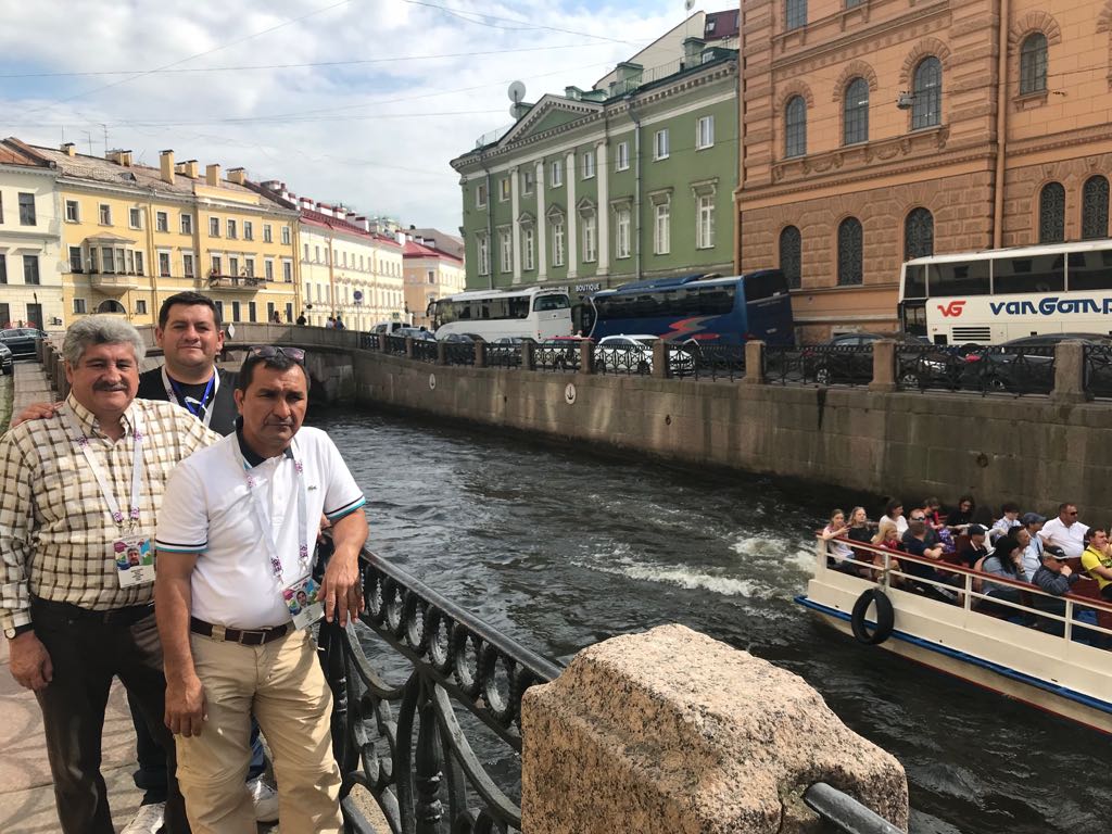 WayQuito's tweet photo. Nuestros #ViajerosFutboleros en una   Visita al Museo de #Heritage y paseo en bote por los Canales artificiales de #SanPetersburgo.
 #Rusia2018 https://t.co/JD9Lm0YKZw