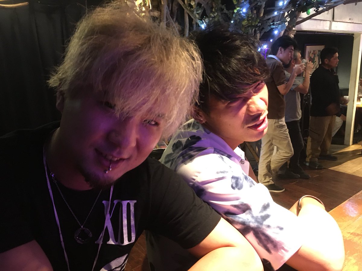 pay_jyun's tweet photo. 久しぶりの感動の再会。
昔の仲間の変わらんこの感じ最高。
#headlow #ROCA JAHLIE https://t.co/McTUYk8tz8