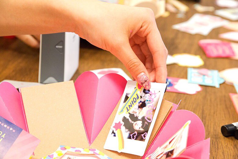 Fujifilm チェキ Snsでも話題の サプライズボックス の 作り方 をご紹介 箱を開けると写真や手紙が飛び出すボックス型の アルバム は 誕生日 や 結婚式 など特別な日の 贈り物 として喜ばれること間違いなし 記事を読む T Co Db94kutnbr