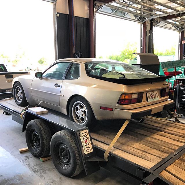 DDesign_Inc's tweet photo. Well look what we have here. A #porsche944 that quit running. Going to unload, diagnose and repair a Porsche engine. Nice. https://t.co/uJsFUFVIZZ https://t.co/ZLJlTE1Cko