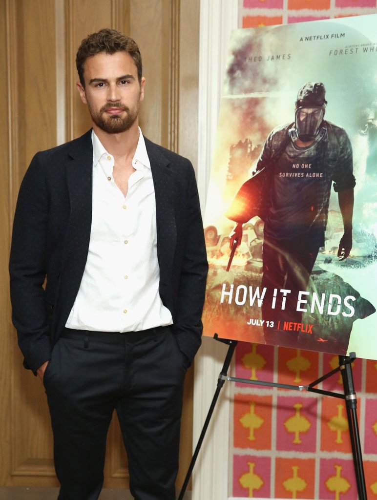 theojames_th's tweet photo. 📸| มีอีกค่ะ ภาพ Theo James วันนี้ที่งาน 'How It Ends' New York City Screening ช่วงโปรโมทหนังก็ออกงานกันรัวๆ ให้หายคิดถึง ก่อนจะหายเข้ากลีบเมฆตามสเต็ปคุณพี่เค้าล่ะ

หนังจะฉายทาง Netflix พร้อมกันทั่วโลกวันที่ 13 ก.ค. นี้แล้วนะคะ มีทดลองเดือนแรกชมฟรี ใครยังไม่สมัครรีบเลย! https://t.co/y3U8oa5p7u