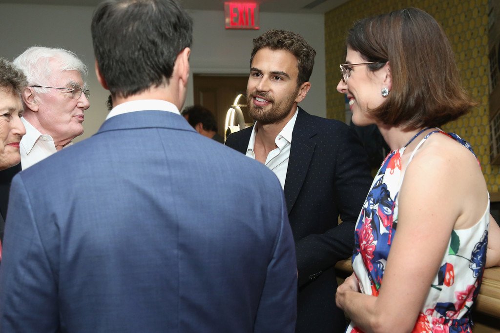 theojames_th's tweet photo. 📸| Theo James ที่งาน 'How It Ends' New York City Screening วันนี้ค่ะ https://t.co/YvdjRGjvaq