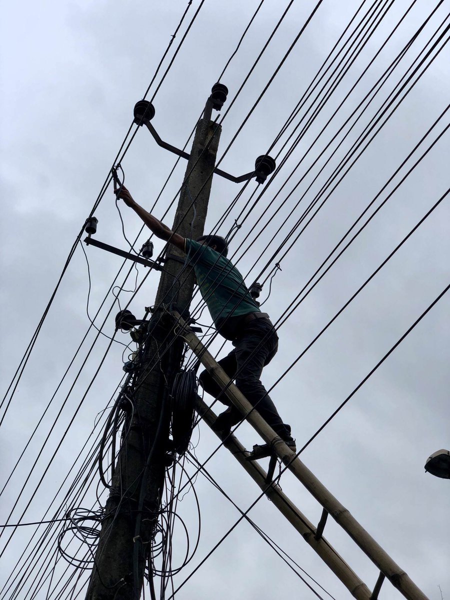 oshafail's tweet photo. 👷‍⚡️👷‍🔥🛠🔩 

#oshafail #construction #constructionfail #engineeringfail #fail #fails #constructionlife #electrician #electricianlife #electricity #forklift #safetyfirst #safety https://t.co/2F4c34zQvV