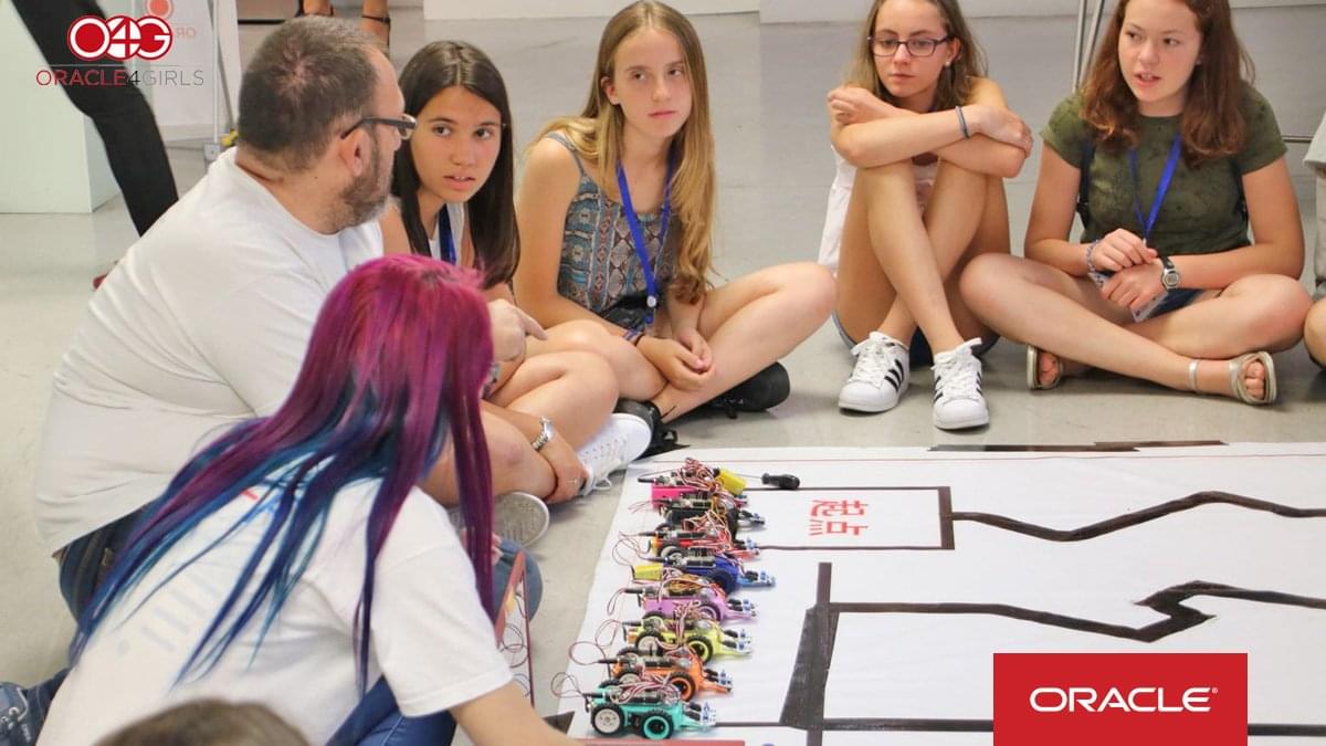 OracleCareers's tweet photo. Girls took over @oracle_es as #Oracle4Girls returned for a new session. This time, they worked with drones and robots, and learned how to code a video game. #GirlPower #OracleTalent #WomeninTech https://t.co/IB2KrVUvig