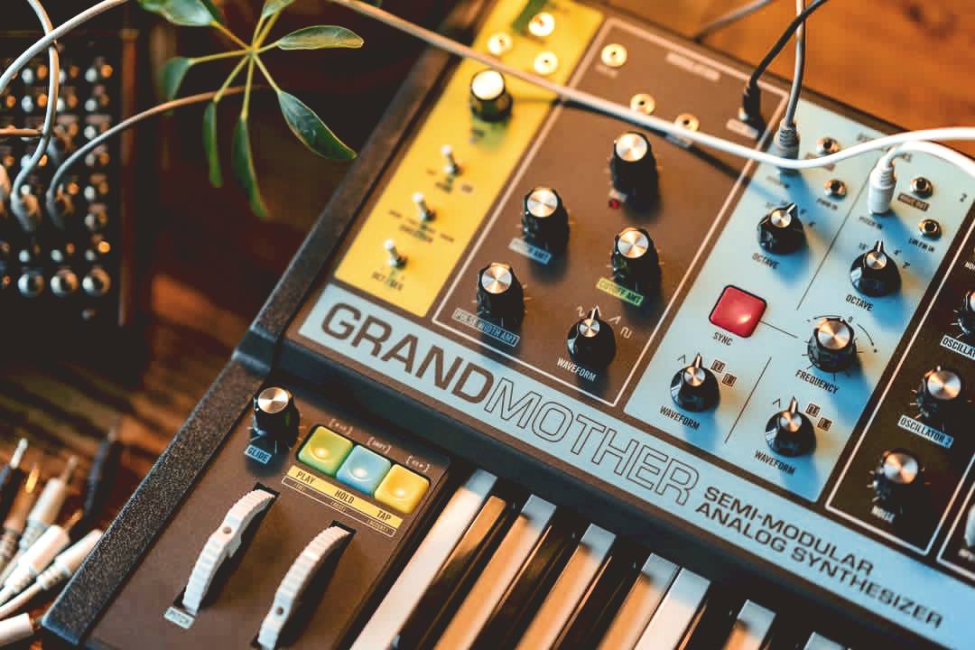 microFusa's tweet image. Conoce las principales características del nuevo integrante de la familia @moogmusicinc, el #Grandmother. Visita nuestro #BlogReload y revisa la reseña que hicimos de este fabuloso sintetizador. 
Reload: bit.ly/GrandmotherMF
