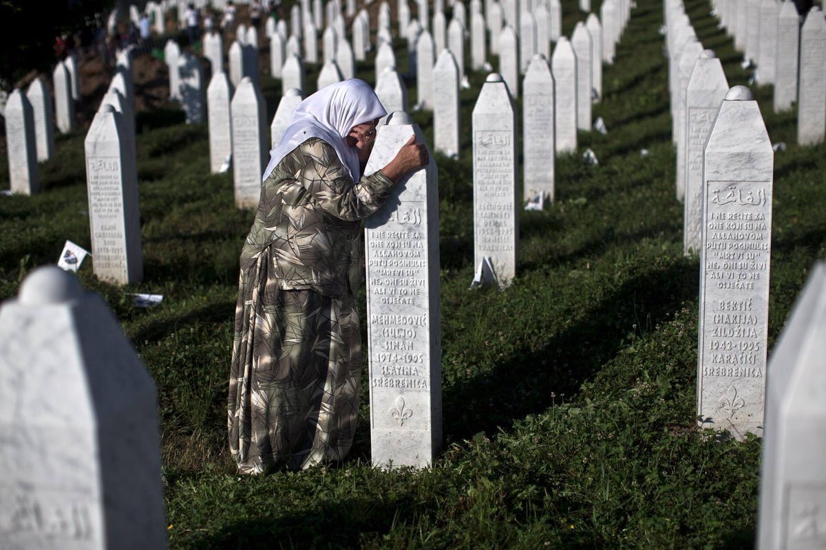 ersoyruhi's tweet photo. “Ne yaparsanız yapın soykırımı unutmayın. Çünkü unutulan soykırım tekrarlanır..”
Aliya İzzetbegoviç
11 Temmuz 1995 
#Srebrenitsa ruhları şad olsun.. https://t.co/8nPbiBH32m