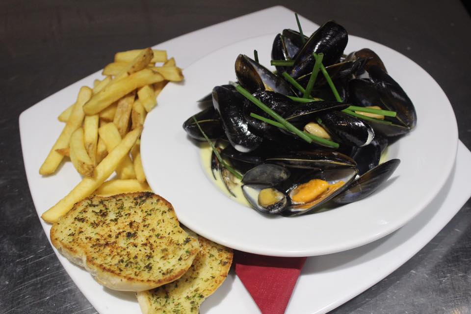 RedLionBetch's tweet image. MOULES FRITES - Every Wednesday from 6pm
Served with French chips and garlic bread to soak up the juices! with a glass of Chilean Malbec or Cullinan View Sauvignon Blanc only £12.95 #MoulesFrites