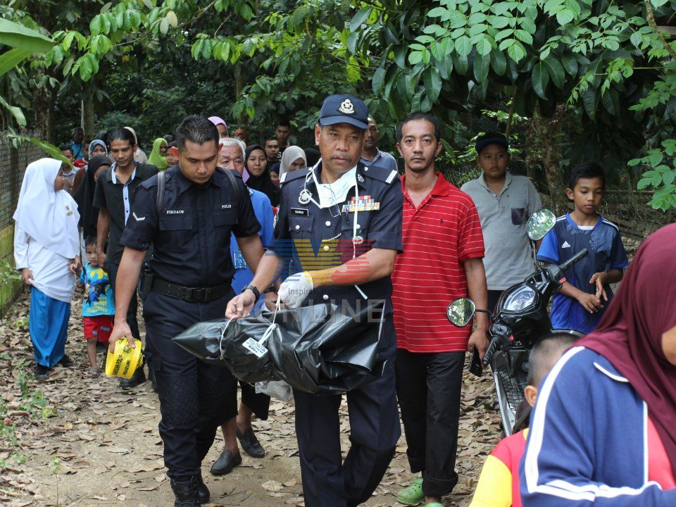 BuletinTV3's tweet photo. Anggota polis forensik mengangkat mayat bayi perempuan yang masih bertali pusat dipercayai baharu lahir yang ditemui di dalam parit di Kampung Atas Pengget, Kota Bharu.
Foto : BBXpress https://t.co/V3rTXuItI5