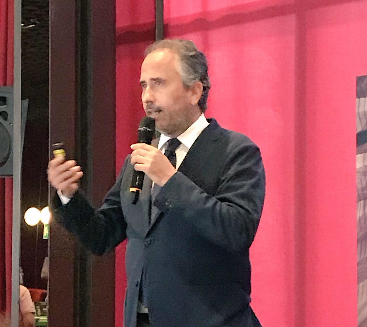 Al #TownMeeting ascolto un grande <a href="/_MarcoGualtieri/">Marco Gualtieri</a> che parla di conoscenza, sostenibilità, condivisione, innovazione, tecnologia, IoT, millennials, comunicazione <a href="/SEEDSandCHIPS/">Seeds&Chips</a>