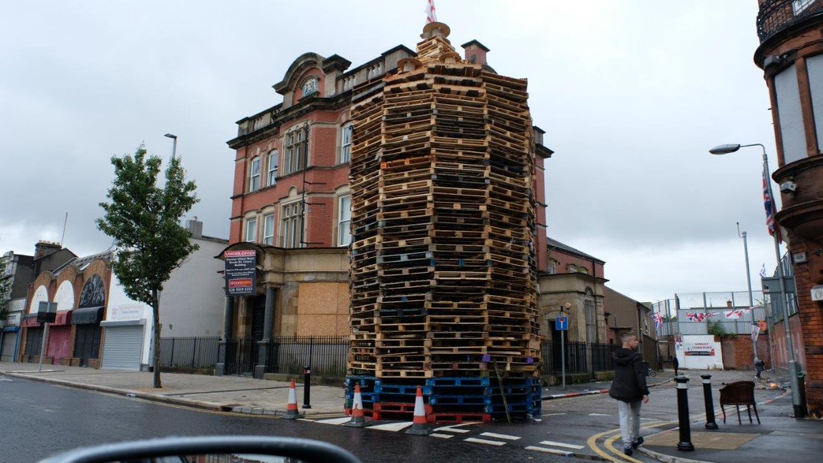 cjcallan333's tweet photo. Hey @LADFLEG great to see the old bank building on Albertbridge Road/Cluan Place is "under offer". Hopefully a new coffee shop for the local bonfire builders #kulture #heritage #orangefest #traditionalroute https://t.co/2G1cByJB5t