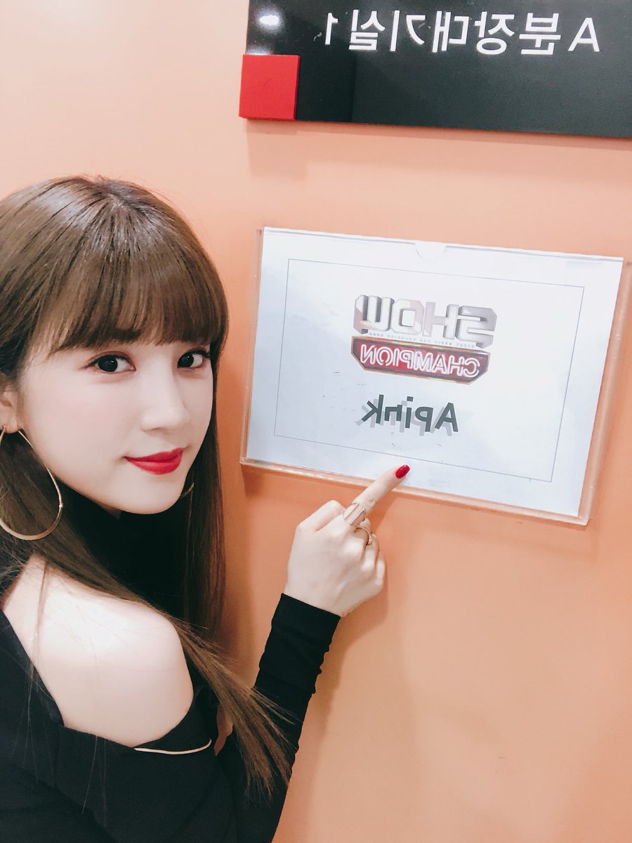 Apink_2011's tweet photo. [#에이핑크] 핑수니들 찜꽁롱꽁 한 #초롱 이와 함께와 함께 잠시 후 7시! MBC MUSIC 쇼챔피언에서 습하고 더운날씨지만 보는 사람까지 시원하게🌬 만드는 #1도없어 무대를 보면서 🐼들 모두 더위🔥타파✋🏻해요💕

#Apink #에이핑크_1도없어
#스밍해준_우리🐼여 #😘❤️ https://t.co/qRpAwiy8yT