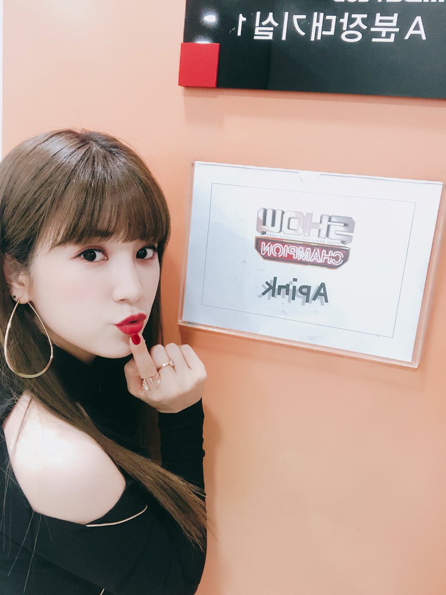 Apink_2011's tweet photo. [#에이핑크] 핑수니들 찜꽁롱꽁 한 #초롱 이와 함께와 함께 잠시 후 7시! MBC MUSIC 쇼챔피언에서 습하고 더운날씨지만 보는 사람까지 시원하게🌬 만드는 #1도없어 무대를 보면서 🐼들 모두 더위🔥타파✋🏻해요💕

#Apink #에이핑크_1도없어
#스밍해준_우리🐼여 #😘❤️ https://t.co/qRpAwiy8yT