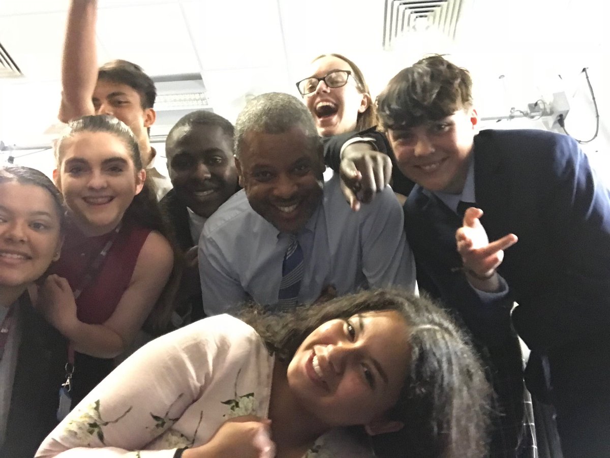 UHS_Drama's tweet photo. Last A level class! A love https://t.co/1wQ3nMicHq